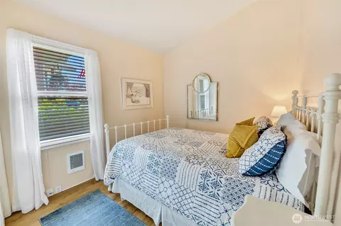 Bedroom - 406 Oregon Ave N, Long Beach, WA 98631 photo 1 of 4