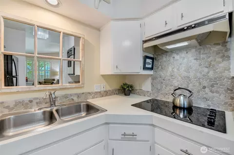 Kitchen - 406 Oregon Ave N, Long Beach, WA 98631 photo 2 of 2