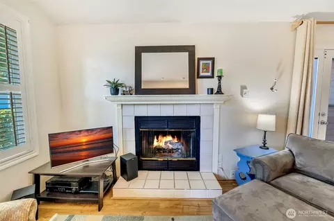 Living - 406 Oregon Ave N, Long Beach, WA 98631 photo 4 of 7