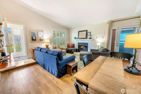 Living - 406 Oregon Ave N, Long Beach, WA 98631 photo 2 of 7
