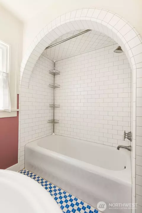 Bath - 1401 Lombard Ave, Everett, WA 98201 photo 2 of 3