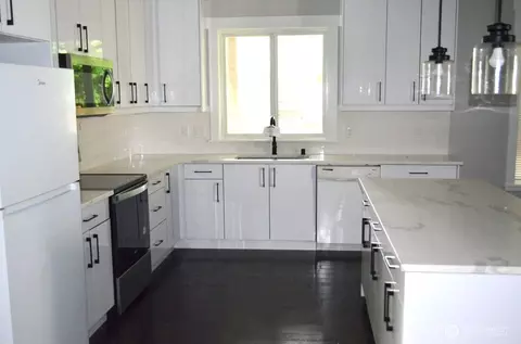 Kitchen - 7955 Apache Dr, Maple Falls, WA 98266 photo 2 of 2