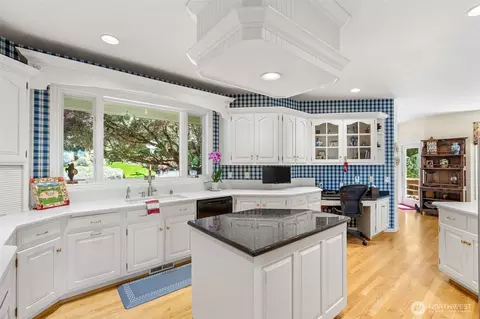 Kitchen - 175 Oak Point Dr, Chehalis, WA 98532 photo 4 of 4