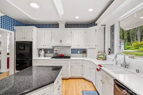 Kitchen - 175 Oak Point Dr, Chehalis, WA 98532 photo 3 of 4