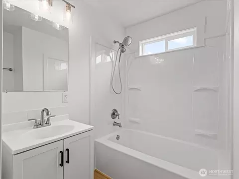 Bath - 440 25th Ave, Longview, WA 98632 photo 1 of 1