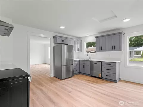 Kitchen - 440 25th Ave, Longview, WA 98632 photo 1 of 1
