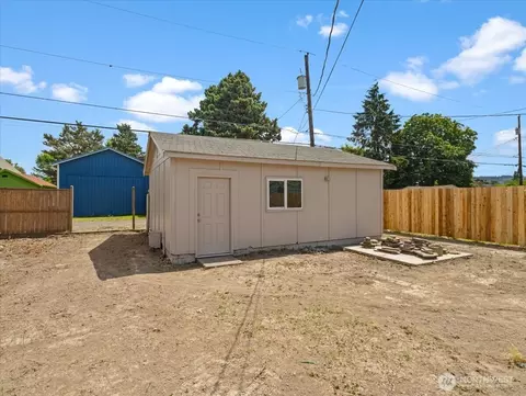 Exterior - 440 25th Ave, Longview, WA 98632 photo 3 of 3
