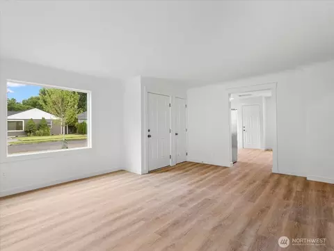 Living - 440 25th Ave, Longview, WA 98632 photo 2 of 2