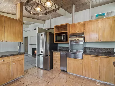 Kitchen - 516 72nd St SE, Everett, WA 98203 photo 4 of 5