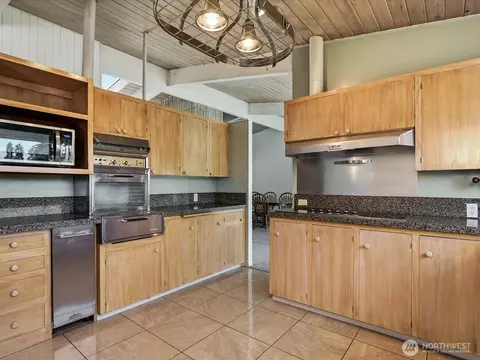 Kitchen - 516 72nd St SE, Everett, WA 98203 photo 3 of 5