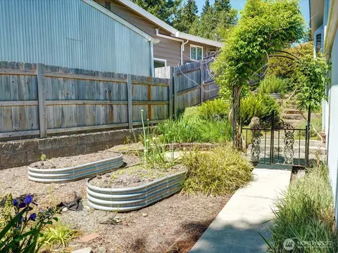 Exterior - 516 72nd St SE, Everett, WA 98203 photo 6 of 7