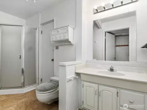 Bath - 516 72nd St SE, Everett, WA 98203 photo 2 of 3