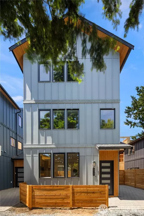 512 N 92nd St, Seattle, WA 98103