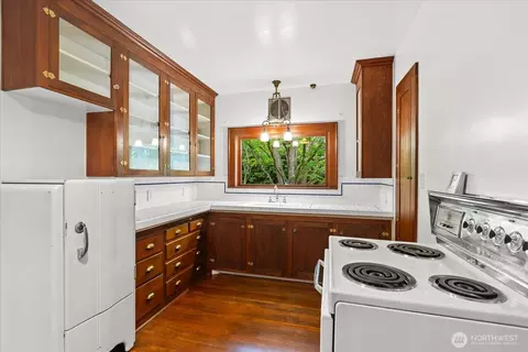 Kitchen - 18608 101st Ave NE, Bothell, WA 98011 photo 1 of 2