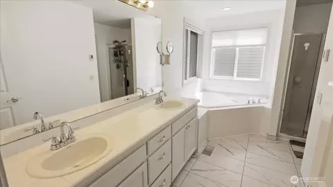 Bath - 923 183rd Pl SE, Bothell, WA 98012 photo 2 of 4