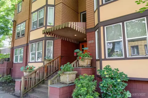 209 N 39th St #304, Seattle, WA 98103