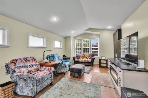 Living - 400 Park Pl, Everett, WA 98203 photo 1 of 6