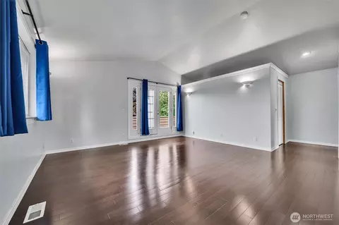 Living - 400 Park Pl, Everett, WA 98203 photo 5 of 6