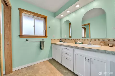 Bath - 400 Park Pl, Everett, WA 98203 photo 3 of 4