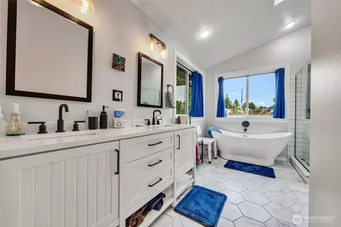 Bath - 400 Park Pl, Everett, WA 98203 photo 1 of 4