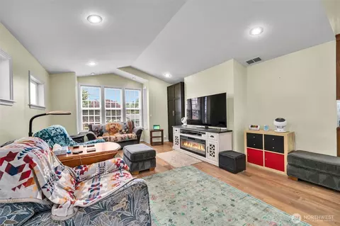 Living - 400 Park Pl, Everett, WA 98203 photo 3 of 6