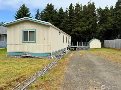 298 5th St NW, Long Beach, WA 98631