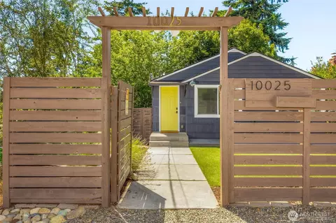 10025 Ashworth Ave N, Seattle, WA 98133