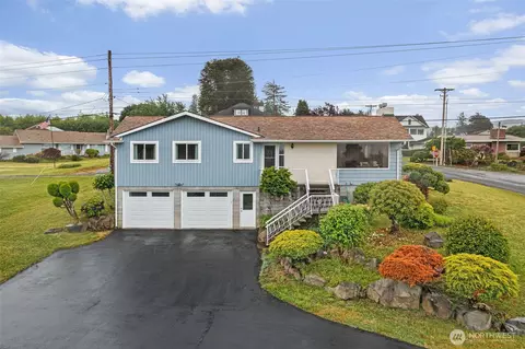 209 Harrison St, Raymond, WA 98577
