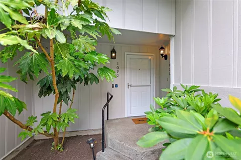 1090 Ihland Pl NE, Bainbridge Island, WA 98110