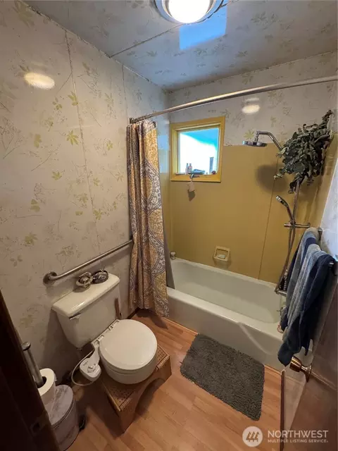 Bath - 402 W G W Maple St, Sequim, WA 98382 photo 2 of 4