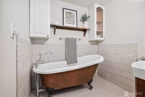 Bath - 3136 Pacific Way, Longview, WA 98632 photo 1 of 3