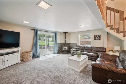 Living - 3136 Pacific Way, Longview, WA 98632 photo 4 of 4