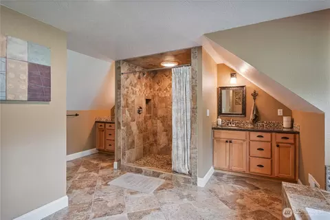 Bath - 3136 Pacific Way, Longview, WA 98632 photo 2 of 3