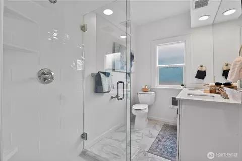 Bath - 1918 Baker Ave #A, Everett, WA 98201 photo 1 of 3