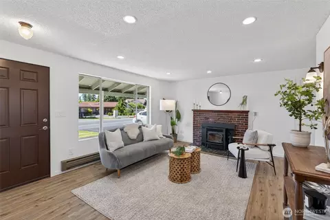 Living - 19209 Grannis Rd, Bothell, WA 98012 photo 2 of 4