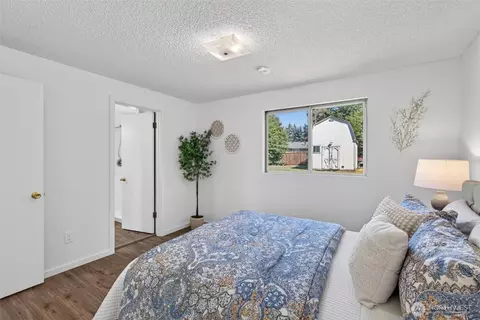 Bedroom - 19209 Grannis Rd, Bothell, WA 98012 photo 3 of 7