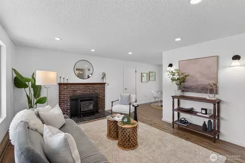 Living - 19209 Grannis Rd, Bothell, WA 98012 photo 3 of 4