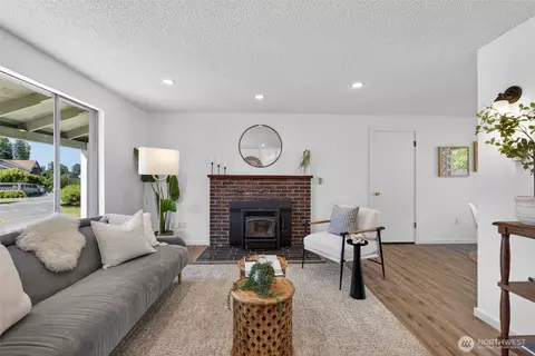 Living - 19209 Grannis Rd, Bothell, WA 98012 photo 1 of 4