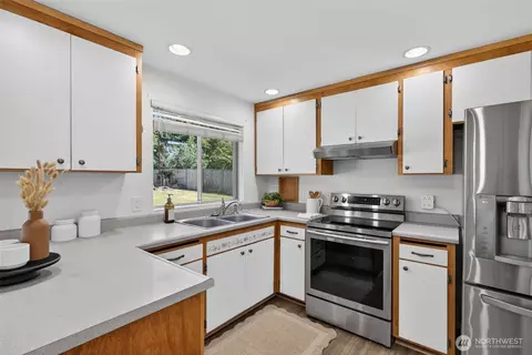 Kitchen - 19209 Grannis Rd, Bothell, WA 98012 photo 2 of 3