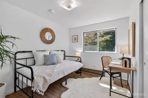 Bedroom - 19209 Grannis Rd, Bothell, WA 98012 photo 6 of 7