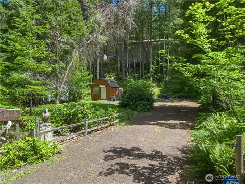 290 N Dow Creek Dr, Hoodsport, WA 98548