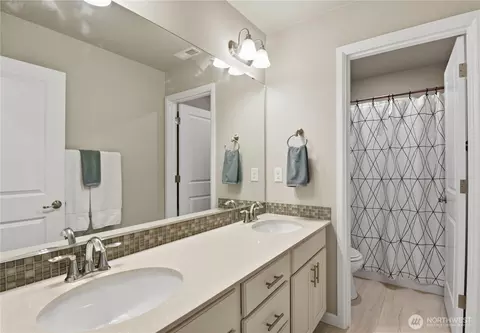 Bath - 3922 187th Pl SE, Bothell, WA 98012 photo 2 of 3