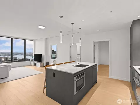 2510 6th Ave #2410, Seattle, WA 98121