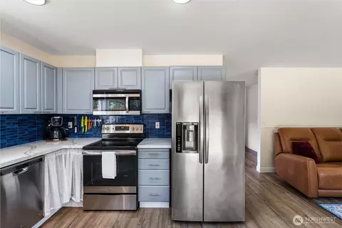Kitchen - 516 Corrin Ave NW, Orting, WA 98360 photo 3 of 4