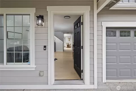 Entry Way - 213 Bondgard Ave E, Enumclaw, WA 98022 photo 1 of 3