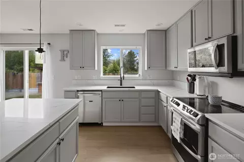 Kitchen - 213 Bondgard Ave E, Enumclaw, WA 98022 photo 3 of 4