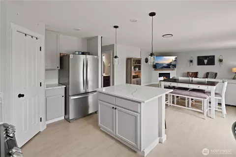 Kitchen - 213 Bondgard Ave E, Enumclaw, WA 98022 photo 4 of 4