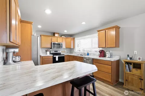 Kitchen - 335 Ross Way, Wallula, WA 99363 photo 1 of 2