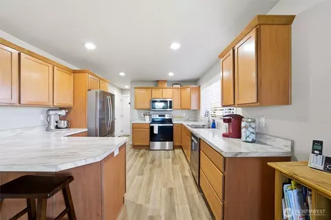 Kitchen - 335 Ross Way, Wallula, WA 99363 photo 2 of 2