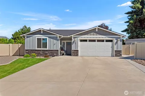 195 Pershing Cir, Wenatchee, WA 98801